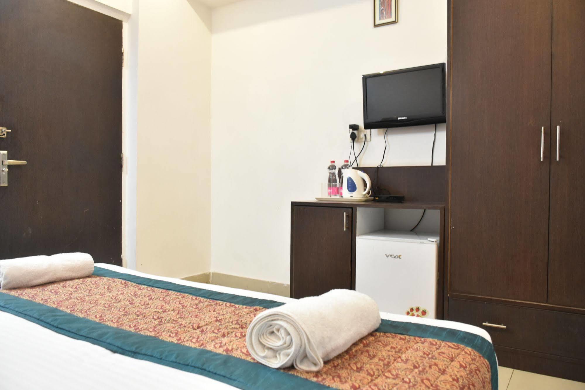 Airport Hotel Port View Nueva Delhi Exterior foto