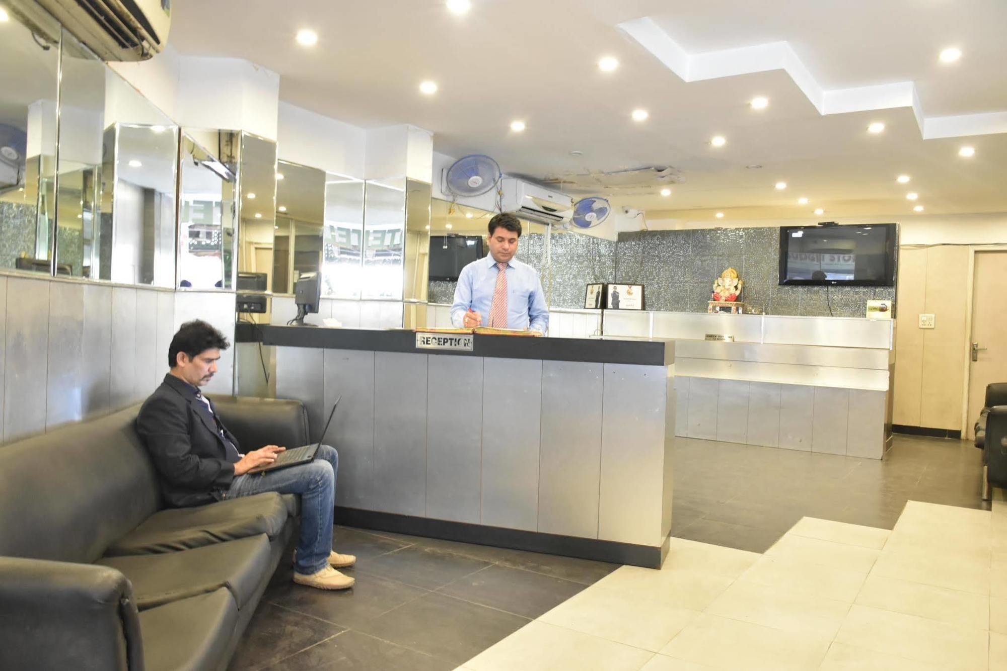 Airport Hotel Port View Nueva Delhi Exterior foto