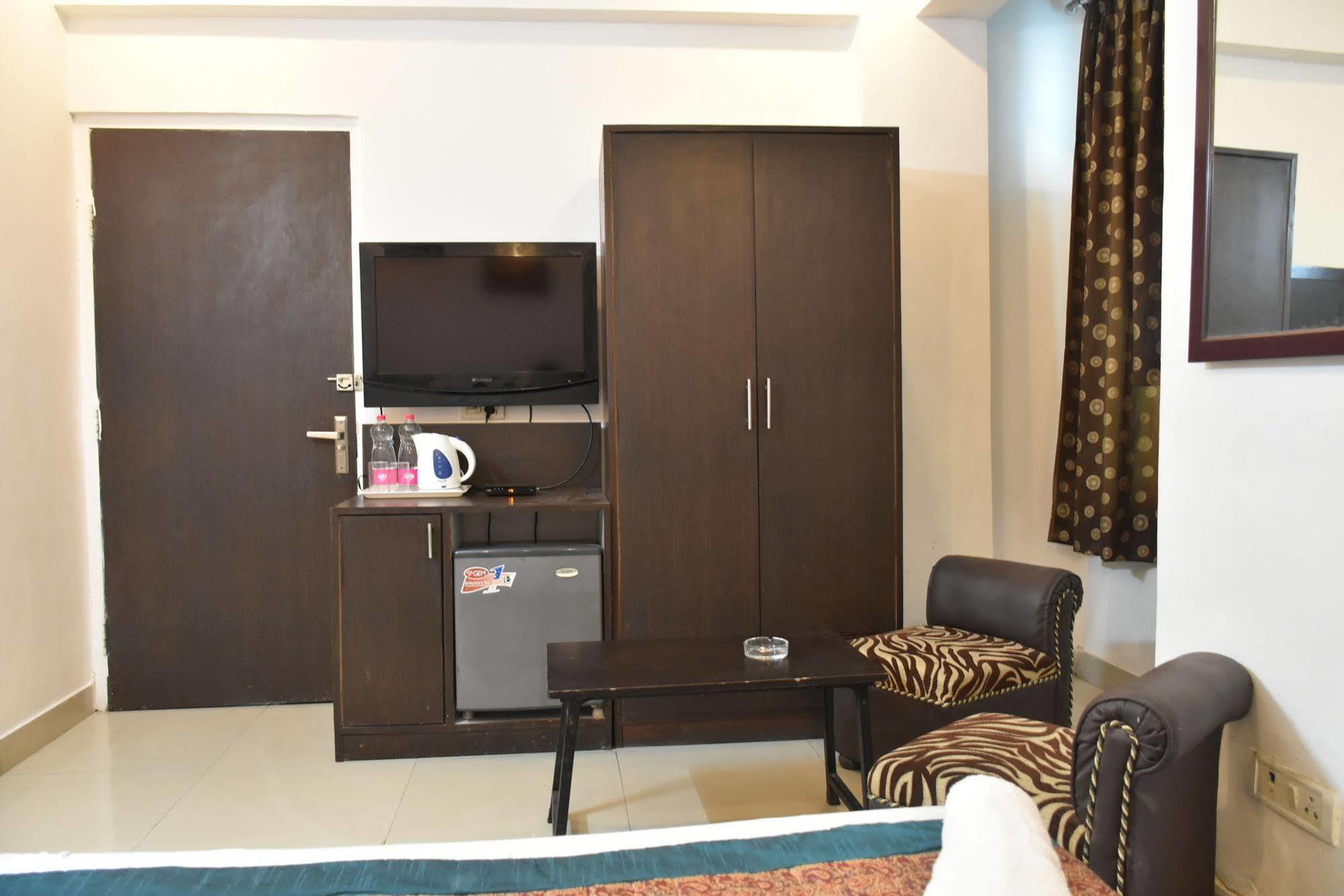 Airport Hotel Port View Nueva Delhi Exterior foto